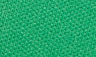 Friday Feelin ' Meet Me Under The Mistletoe Patch Trucker Hat In Green