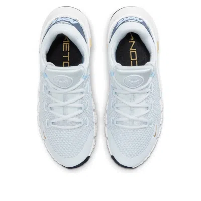 Nike (wmns)  Free Metcon 4 'pure Platinum Metallic Gold Coin' In Gray