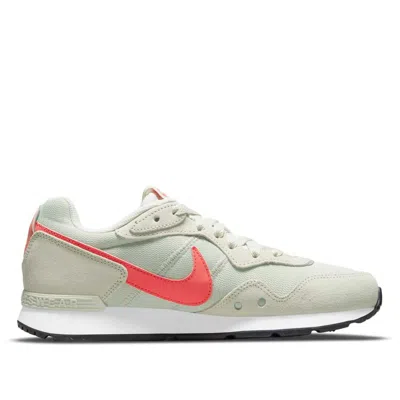 Nike (wmns)  Venture Runner 'light Bone Magic Ember' In Multi