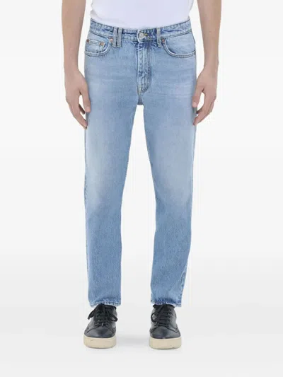 标贴磨损边牛仔裤