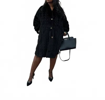 Davi & Dani Embossed Single Breasted Fur Coat In Black In Animal Print