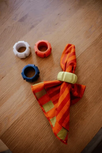 Tortuga Forma Handpainted Asterisk Napkin Rings Set Of 4 In Multi