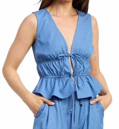En Saison Sleeveless Double Tie Top In Chambray In Blue