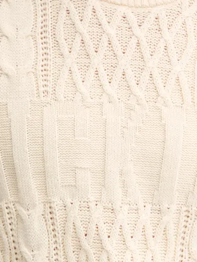 绞花针织圆领毛衣