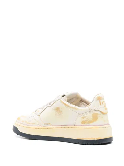 Autry Super Vintage Low Woman Sneakers By  In White