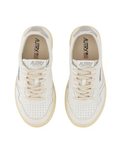 Autry Medalist Low Woman Sneakers In White