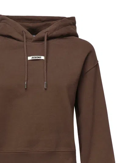 Jacquemus Le Hoodie Gros Grain Brown Cropped Hoodie With Drawstring Hood And Logo Patch On The Front In Cotton In Brown