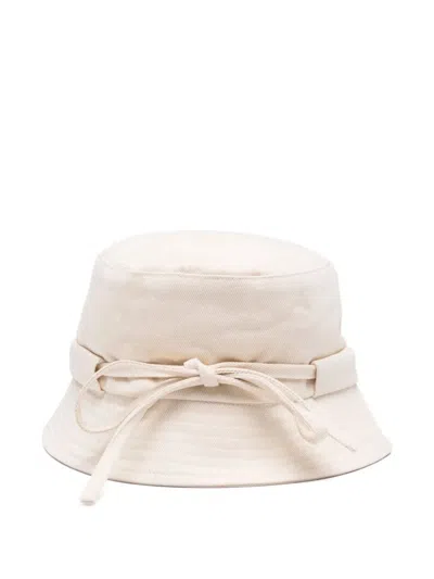 Jacquemus Le Chapeau Bob Gadjo Bucket Hat In White