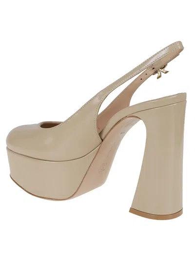 Gianvito Rossi Bessie Round Toe Platform Pumps In Neutral