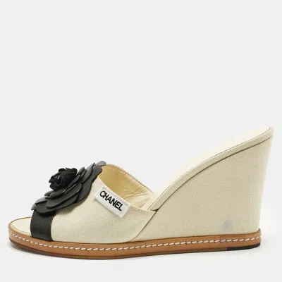 Pre-owned Chanel Cream/black Canvas And Leather Camelia Wedge Sandals Size 40.5 In White