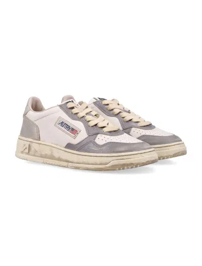 Autry Medalist Low Super Vintage Woman's Sneakers In White, Old Silver, And Platinum In Multi