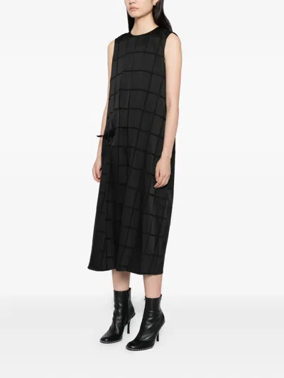 Less Patterned Dress In Black