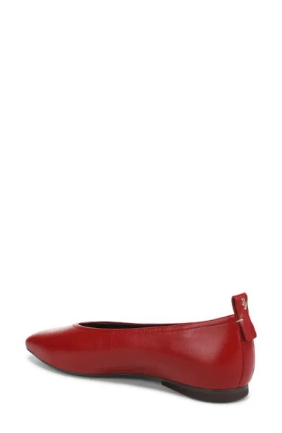 27 Edit Naturalizer Carla Flat In Red