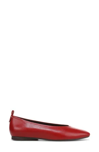 27 Edit Naturalizer Carla Flat In Red