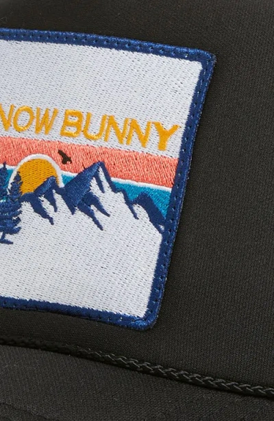Friday Feelin ' Snow Bunny Patch Trucker Hat In Black