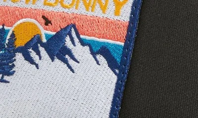 Friday Feelin ' Snow Bunny Patch Trucker Hat In Black