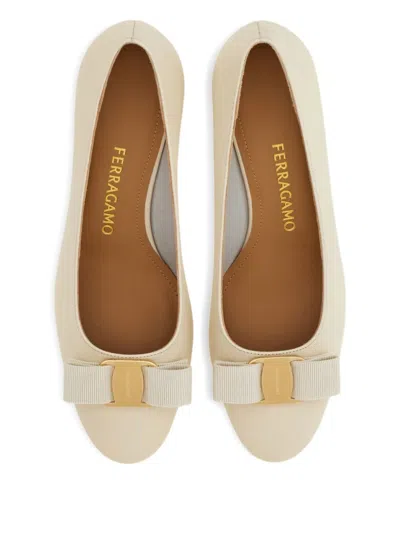Ferragamo 50mm Vara Bow Block Heel Pumps In Neutral