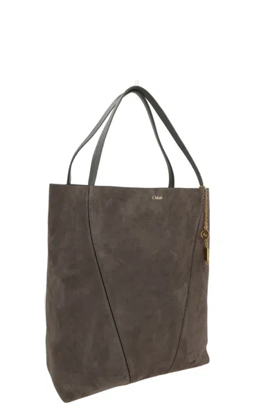 Chloé Spacious Tote Bag Featuring Chain Detail In Brown