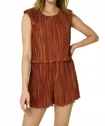 Gilli Jennie Pleated Romper In Rust In Brown