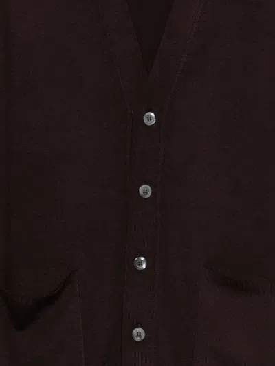 扣角领针织马甲