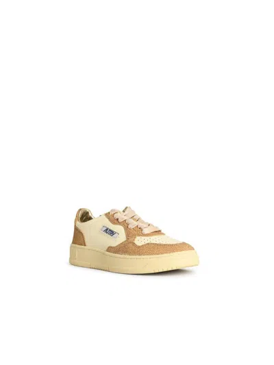 Autry Minimalist Low-top Sneakers In Marsh Sand In White