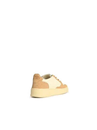 Autry Minimalist Low-top Sneakers In Marsh Sand In White
