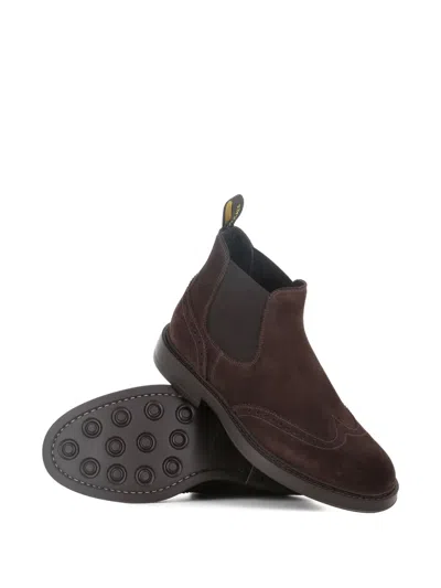 绒面皮布洛克靴子