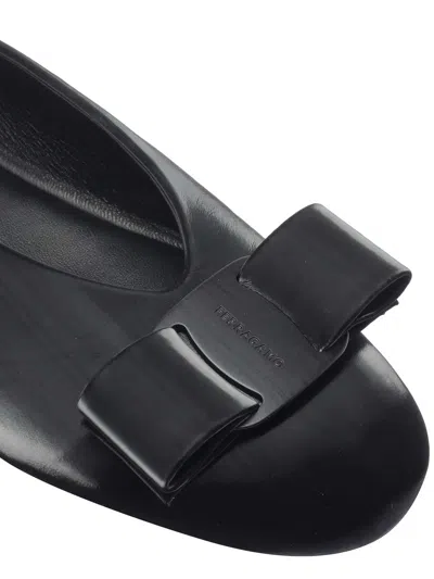 Ferragamo Leather Round Toe Ballerina Shoes With Bow Detail In Black
