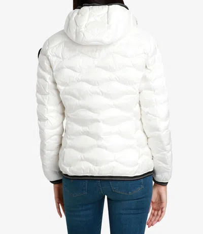 Blauer Puffer Jacket With Distinctive Wavy Quilting And Hood In White