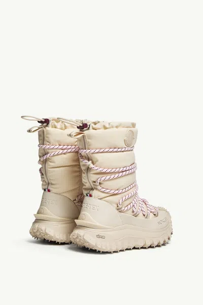 Moncler High Snow Boots Featuring Textured Outsole In Neutral
