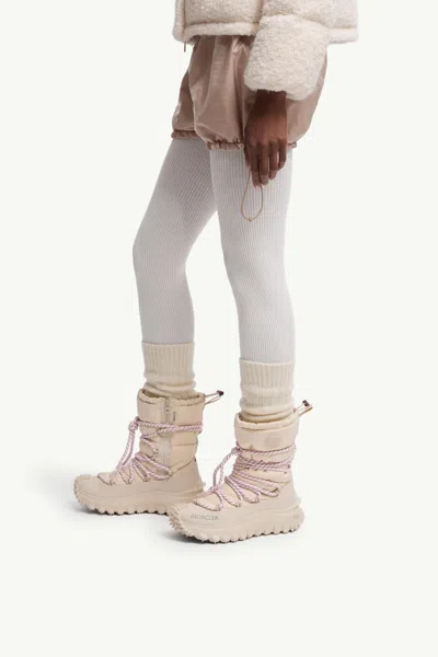 Moncler High Snow Boots Featuring Textured Outsole In Neutral