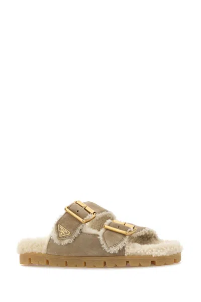 Prada Slipper Aus Wildleder Und Lammfell In Brown
