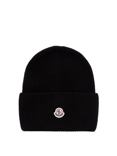 Moncler Ribbed Knit Carded Wool Beanie With Felt Logo Patch In Black