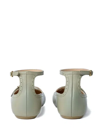 可调节袢带拖鞋