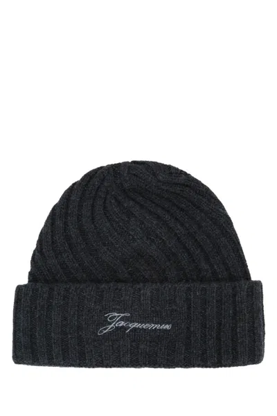 Jacquemus Le Bonnet Tourni Grey Beanie With Turn-up Brim And Logo Lettering On The Front In Wool Man In Blue