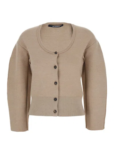 Jacquemus Le Gilet Doppio Beige Cardigan With Round Neck And Ribbed Trims In Wool Blend Stretch Woman In Brown