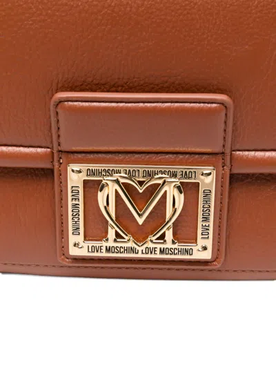 Love Moschino Locked In Schultertasche Mit Logo-schild In Brown