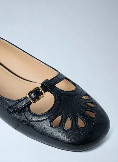 Chloé Leather Ballerina Shoes Featuring Buckle Detail In Black