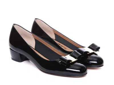 Ferragamo Women Vara Pumps In Black Patent Leather With Bow In Black