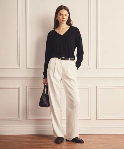 Naadam Lightweight Cashmere V-neck Sweater In Black