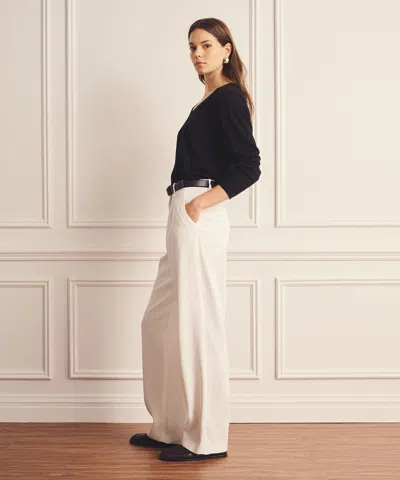 Naadam Lightweight Cashmere V-neck Sweater In Black