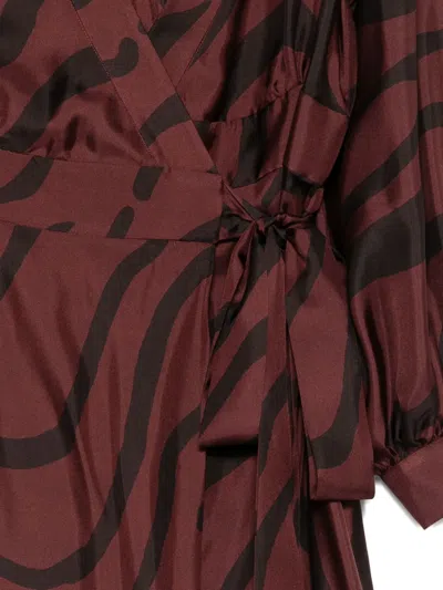 斑马纹裹身式连衣裙