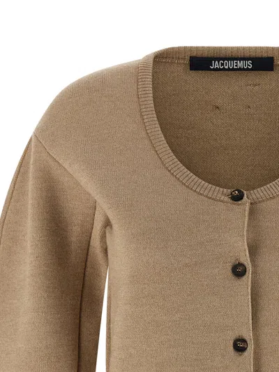 Jacquemus Le Gilet Doppio Beige Cardigan With Round Neck And Ribbed Trims In Wool Blend Stretch Woman In Nude