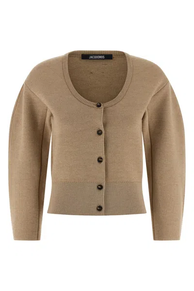 Jacquemus Le Gilet Doppio Beige Cardigan With Round Neck And Ribbed Trims In Wool Blend Stretch Woman In Brown