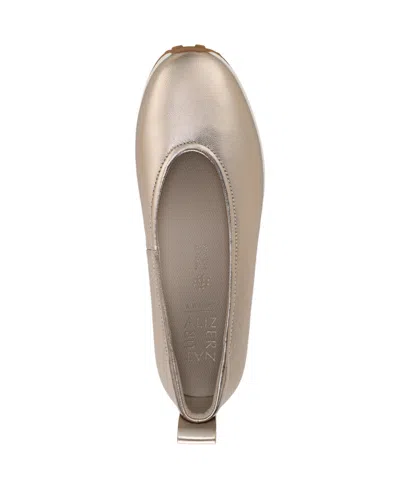 Naturalizer Carla Sport Flat In Gold