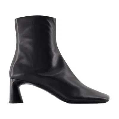 Balenciaga Elegant Leather Flat Shoes In Black