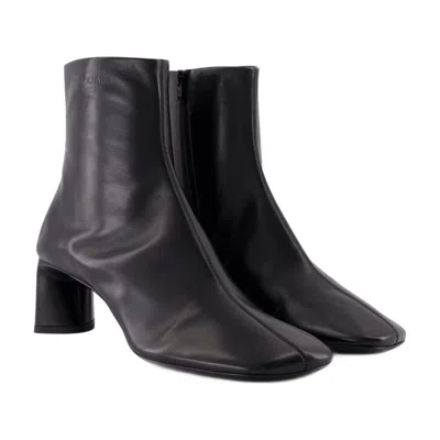 Balenciaga Elegant Leather Flat Shoes In Black