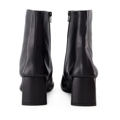 Balenciaga Elegant Leather Flat Shoes In Black