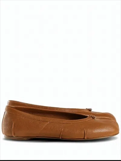 Maison Margiela Split-toe Leather Flats With Gathered Detailing In Brown