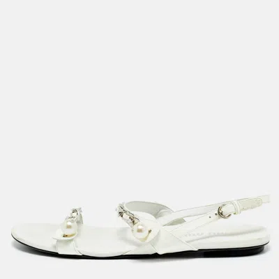 Pre-owned Miu Miu Cream Patent Leather Chain And Pearl Embellished Flat Sandals Size 40 In White